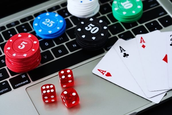 qqmacan slot fitur live casino multi meja streaming HD statistik real time penarikan cepat